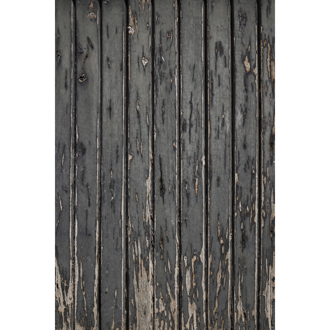 Fondo de madera oscura envejecida con lamas verticales y pintura desgastada en acabado rústico