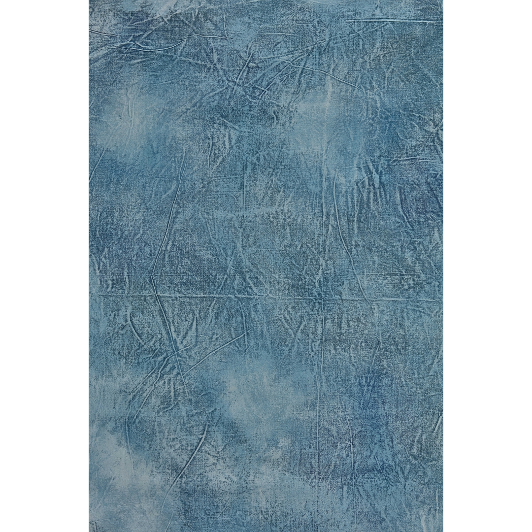 Fondo azul texturizado con líneas finas, veladuras claras y acabado mate en tono índigo lavado