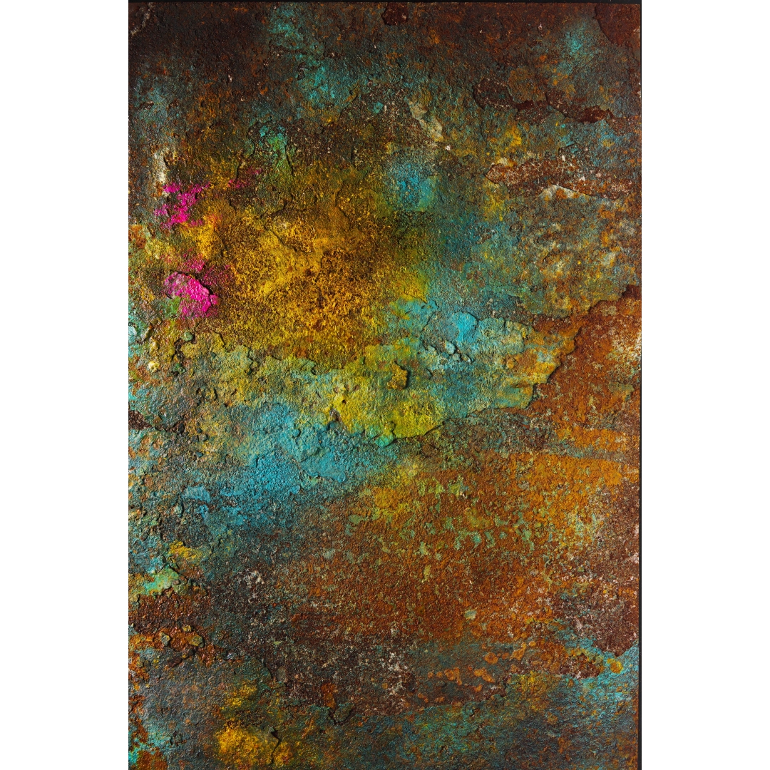 Fondo texturizado con óxidos, turquesas, amarillos y acentos fucsia en acabado rugoso y expresivo