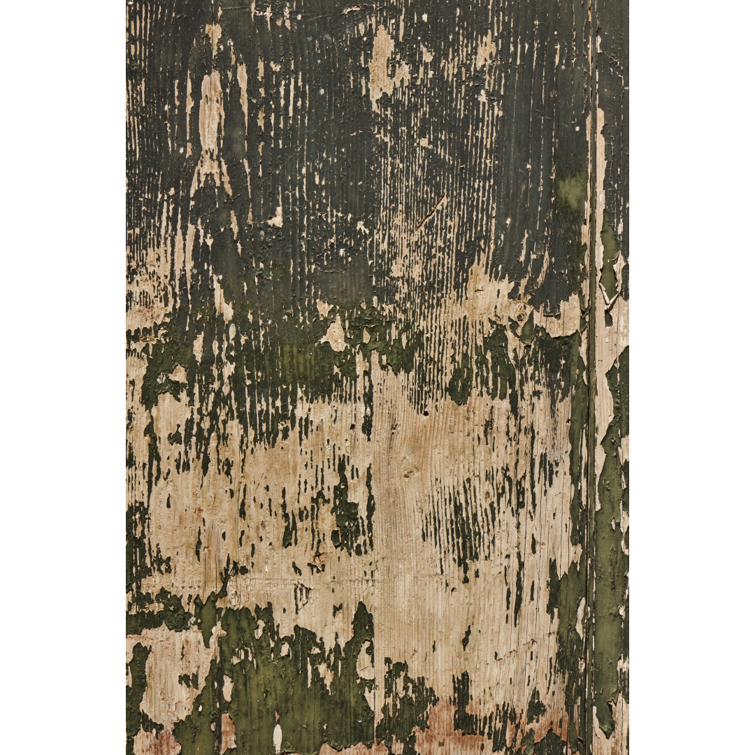 Fondo de madera verde envejecida con pintura desgastada y zonas de madera vista