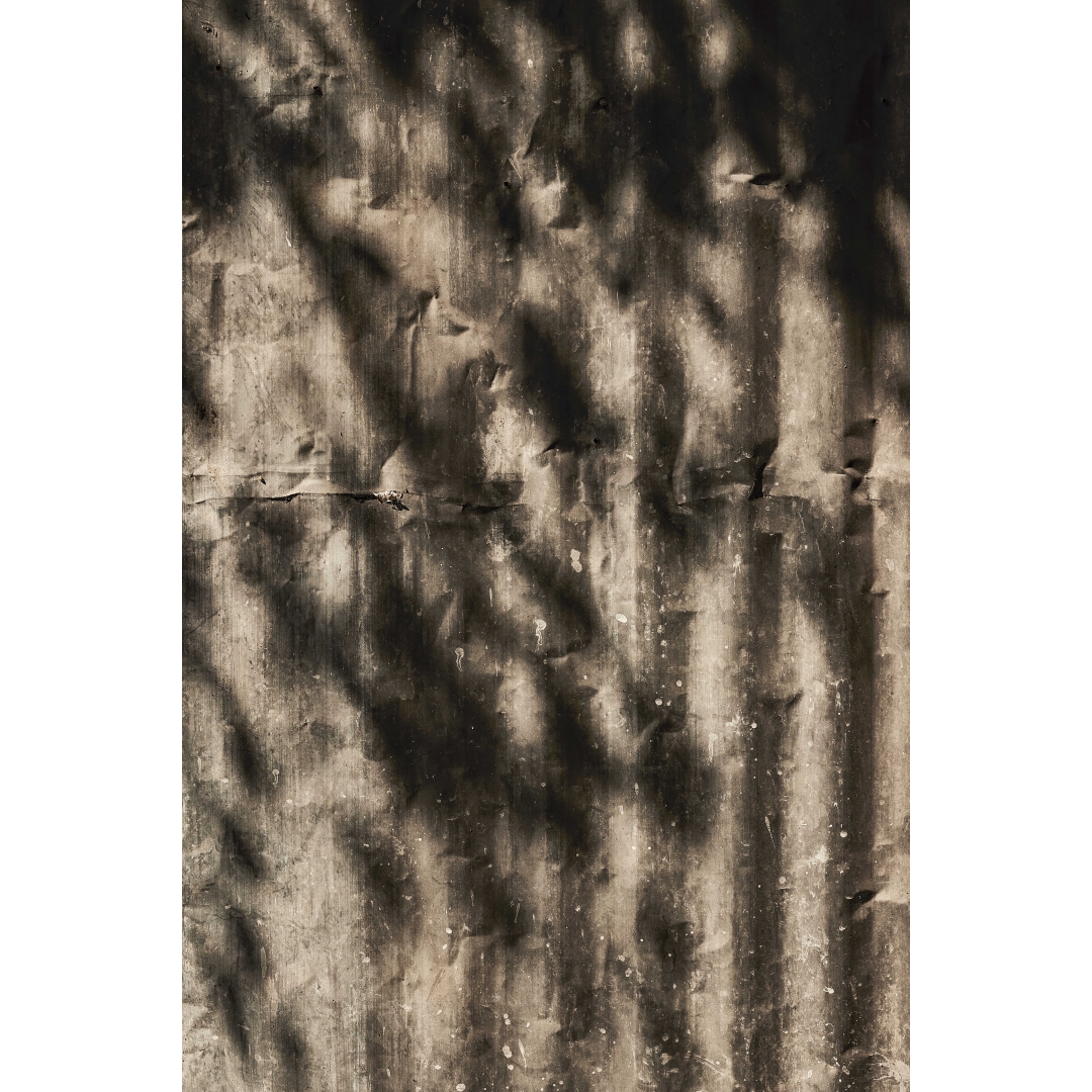 Fondo oscuro texturizado con acabado desgastado y superficie irregular para fotografía