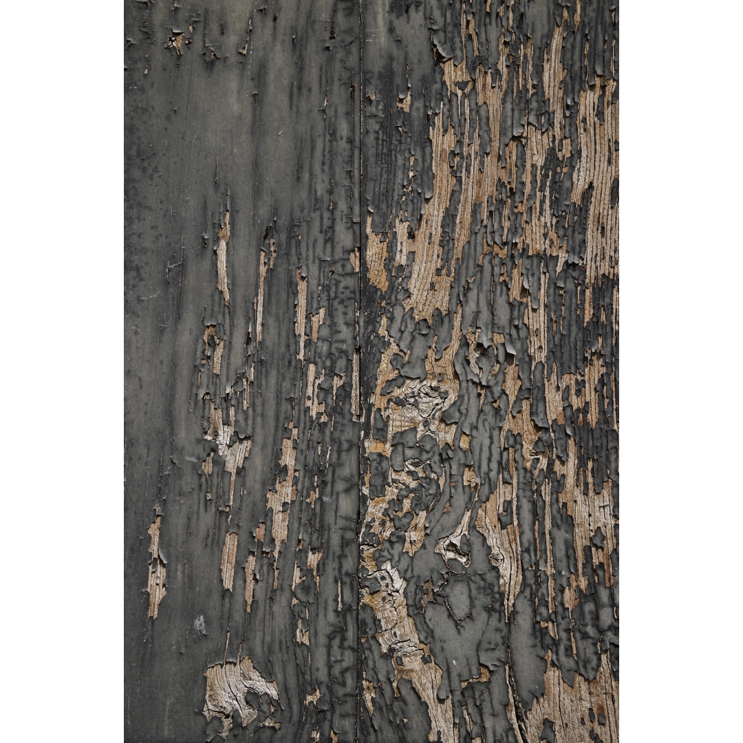 Fondo de madera negra envejecida con pintura descascarillada y zonas de madera vista