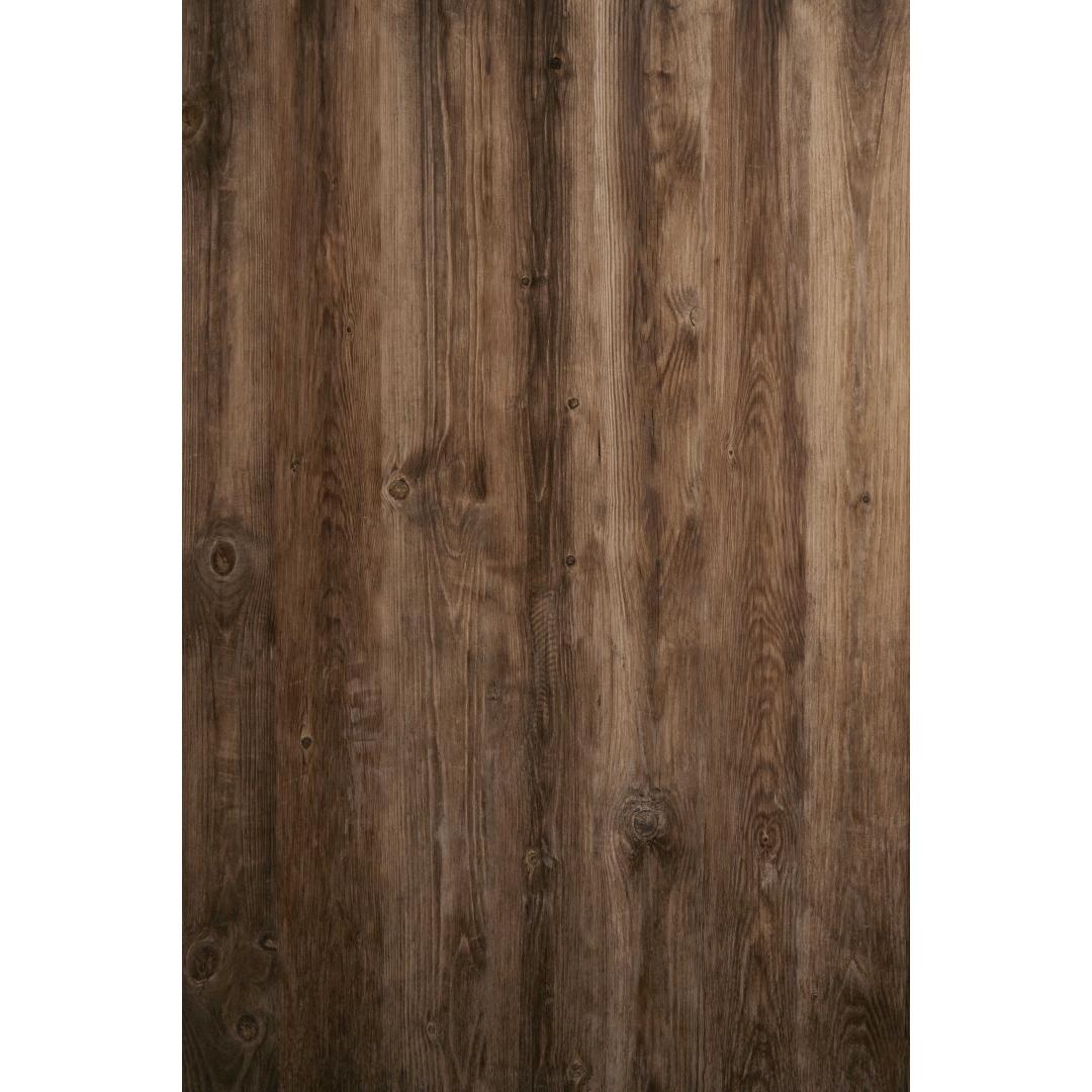 Fondo de madera oscura con vetas y nudos visibles en acabado natural