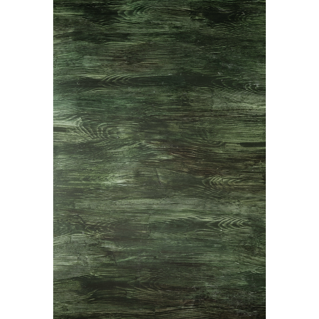 Fondo de madera verde oscura con veta marcada y acabado natural teñido