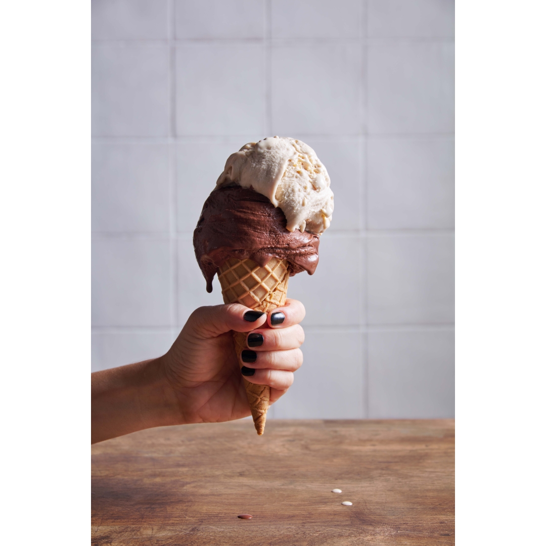 cucurucho con helado de chocolate