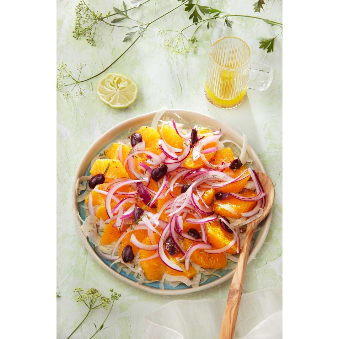 Ensalada de hinojo y naranja sobre fondo verde claro