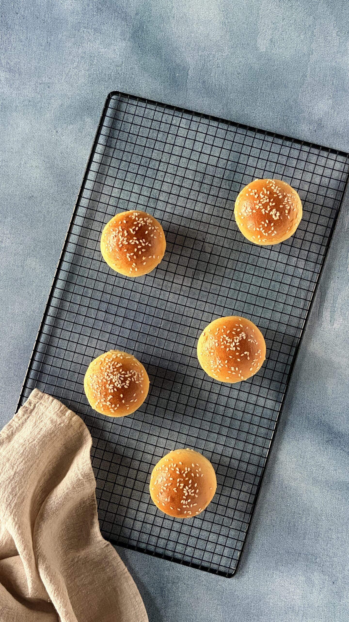 bollos de pan sobre rejilla